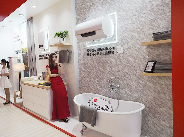 ������ǧƪһ�ɱ�׼վ�˵�ģ�أ�������ζ��������λ����������Ů������ŷ����ƺ�ɫ��ȹ��΢��չ��ʮ�����ˡ�