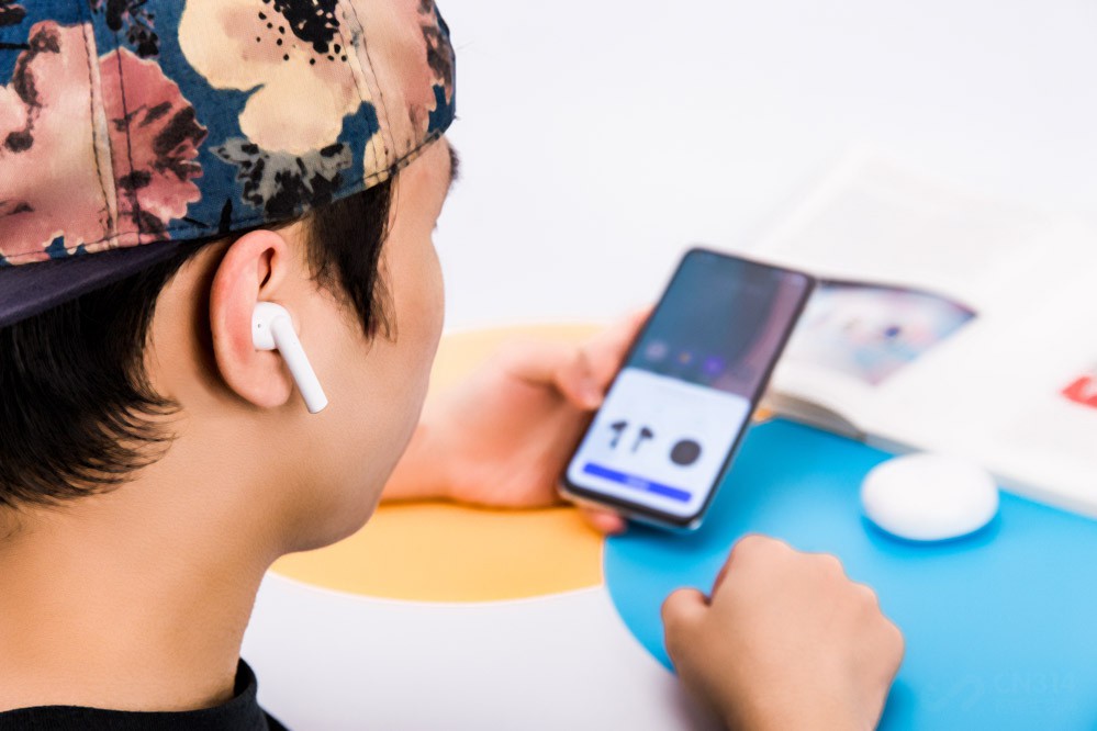 ���� Buds Air Pro����С����ӯ������+��������Ϊ50g����ֻ������5g���Ա������ϵĽ�������������ɣ�����Ϊ�˶���ǻ������״��ƣ�����������ڶ����ϲ��������ѹ���������ַ���ڴ���Ҳû���κθ�����