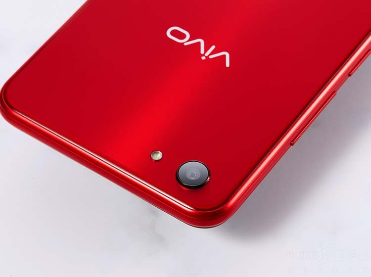 �Ƚ��ѵ��ǣ�vivo Y83����һ���ж˻���ȴ����ҵ��ǰ�ص�AI�����᳹��ʮ�ֳ��ס����ȱ������ղ��֣�Y83����800��+1300������ͷ��ϣ�ǰ�þ�ͷ�����˹����ܼ���������ʶ���㷨��ԭ�����ܺ�����֪������ȫ������ΪAI���գ����㿴����ͷ����Լ�ÿһ�̶�����Ȼ������������ͷ֧��PDAF��λ�Խ��͸ߴ�5000�����س��廭����Ƭ������ץ�ľ��ޣ���ʹ�Ŵ���������������������