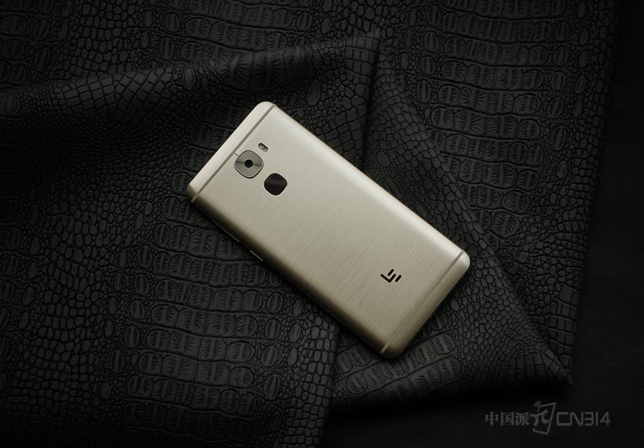 ���½����ֻ��ѳ���������������Ƚ��������մ����������ֵ����Pro3Ҳ����һ�����������ӡ��û����������˽�˿���׹��մ�����ͬʱ���ڱ��滹������Ĥ���գ�����ϸ��˿�����ָС�����ɫ���棬�ṩ������ԭ���𡢾�ʿ�����󿧻����ַ�񣬴������ϴ��Ҳ�ܸ��ܵ����ӶԸû������ӳ̶��ˡ�