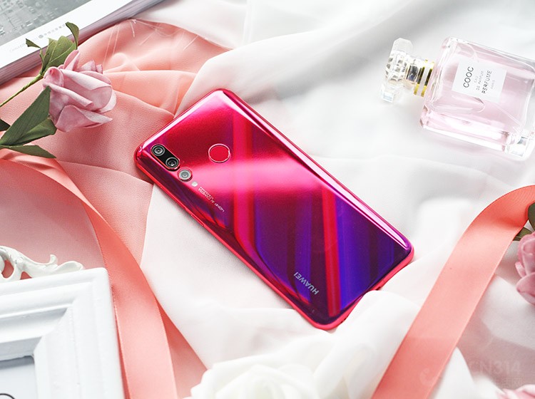 �����ϣ���Ϊnova 4���������� 970���������䱸��8GB�����ڴ��Լ�128GB�����ڴ档������� 970֧��HiAI���ƶ��ܹ����ܹ����õ����AI���㣬��ͼ���������и��õı��֣�Ҳ����ζ�Ż�Ϊnova 4��AI���ջ���ӳ��ڡ�