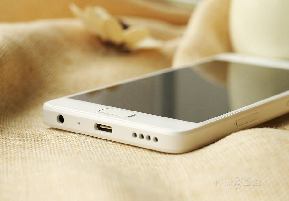 �ֻ��ײ��Ƕ�����ס�USB Type-C�ӿ��Լ����������ף�������ų�һ��ֱ�ߣ�����������Ŀ��