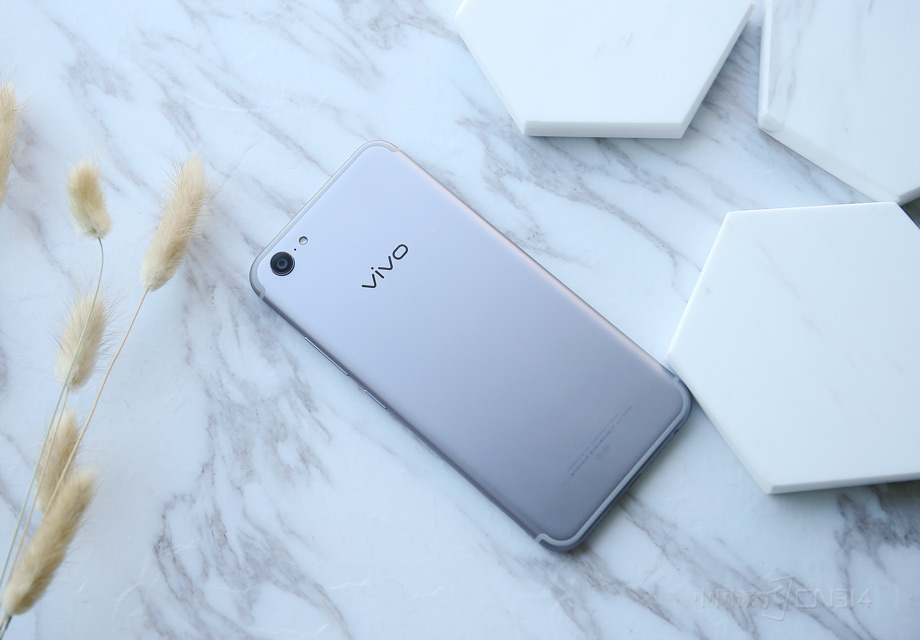 �ǿջҰ�vivo X9Plus�ı�����˲�ȫ�µ���ɫ֮�⣬��Ȼ������vivoʮ�־�տ��񷶥ʽU�����ߣ��Ӿ��Ϻ�Ǹ�������������֮�⣬�ǿջҰ�vivo X9Plus�Ļ������ö�������ϸ������ɰ������ʮ��ϸ�塢˳�����ָм��ѡ�