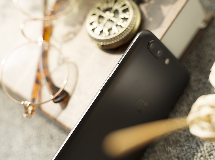 ����һ���Ƕ�ȥ��OnePlus 5�Ĳ��棬�ǲ��Ǹ��Ե��˱������أ�