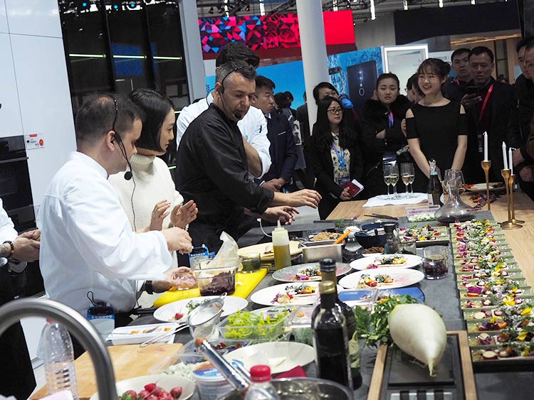 �����ܻ�������չʾ��Ҳ͸¶��δ���ҵ��ҵ���ݽ������ơ�������ȫƷ�ࡢȫ���ǵ�������Ʒ�ߺͽ����������������6��Ʒ���γɵ�Ʒ�ƾ����ٴ��ú�����ʵ��һ��������ҵ�ĵ�λ��