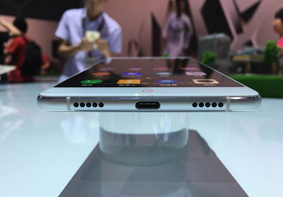 �ڵײ�����ϣ�Z11 Maxʹ����USB type-C�ӿڣ�����ӭ�ϵ��µĳ�����