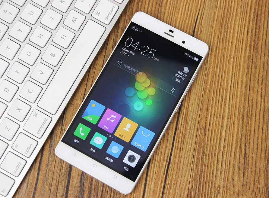 Ŧ��������OS�������»�����ʱ�����е�˫�沣����ƣ�������Ϊ������࣬��Ļ�ߴ�ܴ�Ӧ��Ϊ5.5Ӣ�磬����Բ�󣬴��䴿����ɫ���Եú������Ÿ߹�|Ŧ��Ŧ���ֻ�