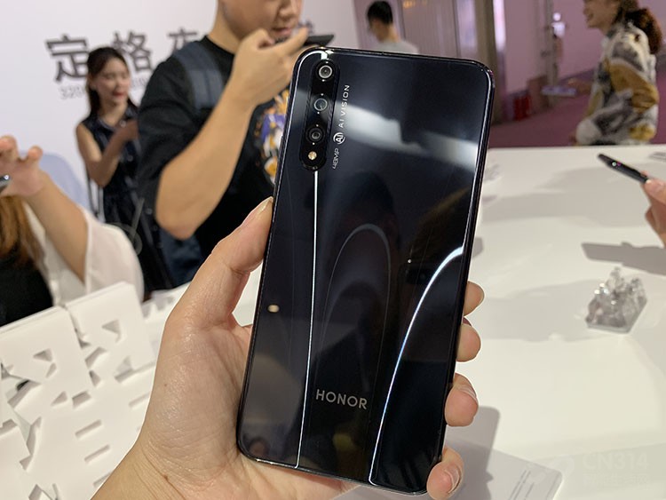 �ֻ������沣������뱳��Ĳ����������ܶ������ϱ���Ȧ����ֹ�ֻ�����������ѡ�