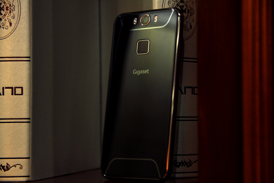 �������ֻ���¶�����治ͬ��Gigaset ME��C�͵ĵ��ǲ��ֽ�������ȫ���׹⴦�����ָ��ϼȹ⻬�ְ�ȫ���������Ÿ��ӳ�ɫ�ķ���Ч����