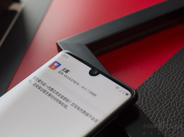 Ŭ����Z18���������6Ӣ���ˮ������ƣ�aRC 4.0�ޱ߿���4.0�ļ������ֻ���������⣻ˮ�����߶��ֻ����ƽ�ָ6Ӣ��Ĵ���ȴ�����봫ͳ5.2Ӣ����Ļ�ֻ����Ƶ��ճ��ָУ����FiT 3.0��Ļ��Ե�������������ֲ��������㡣