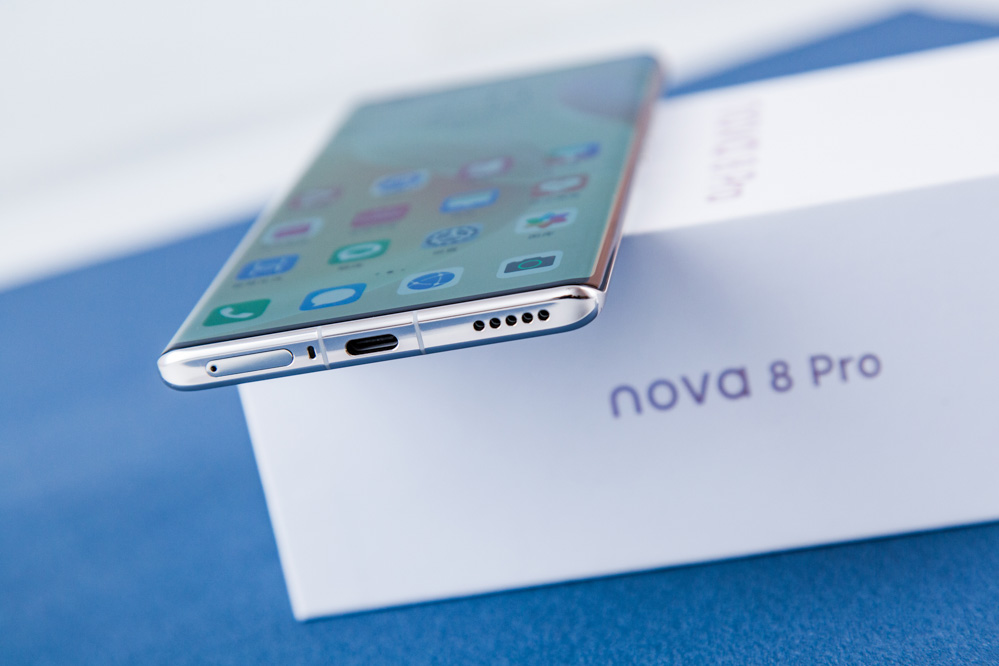 华为nova8 pro的底部是槽孔最集中的区域,扬声器,type-c接口,降噪mic