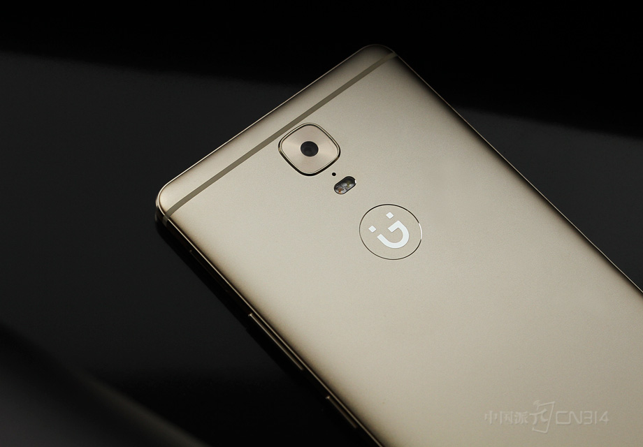 ����M6 plus����������ͷ΢΢͹������ͷ�·�����˷磬Ȼ����LED����ƺ�ָ��ʶ��ģ�顣����M6��ָ��ʶ�𴫸���ΪԲ����ƣ��м������˽�����Logo���������������ֻ�Ʒ�����Ƿǳ��ټ��ģ�