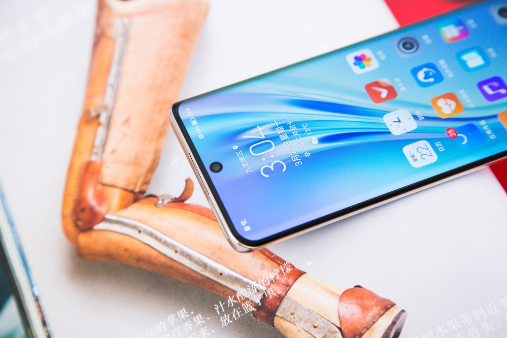   ҫV40ݰ̳ҫV40ƣһ6.57Ӣ糬Ϊдƣ֧90HzĻˢʡ240Hzزʺ10-bitɫֱΪ23401080أӵ10ɫɫʾԼߴ100% DCI-P3ɫ򣬿Ϊʹߴϸ塢ḻɫʾ