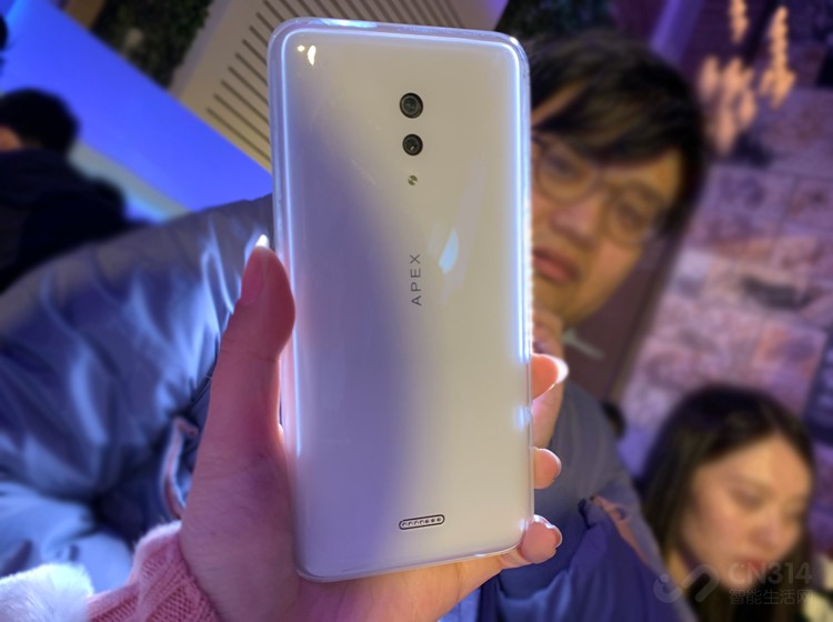 ���ɵ����ס�����Ӧ����2019���һ�������ƣ���vivo�����ǵ�һ�������¶��䵽ʵ���ġ��ոգ�vivo���������µġ��޿����ֻ���APEX2019��ͨ�������Ƚ��Ĺ���ʵ�����ֻ������޿��ף��ٷ����ܣ�������˫��Ӧ���ذ�����ͨ������������Ӧ�û��İ�ѹ������ʵ�ֵ������͹ػ�/�����Ȳ����������������ǵ��ֳ���ͼ�ɡ�