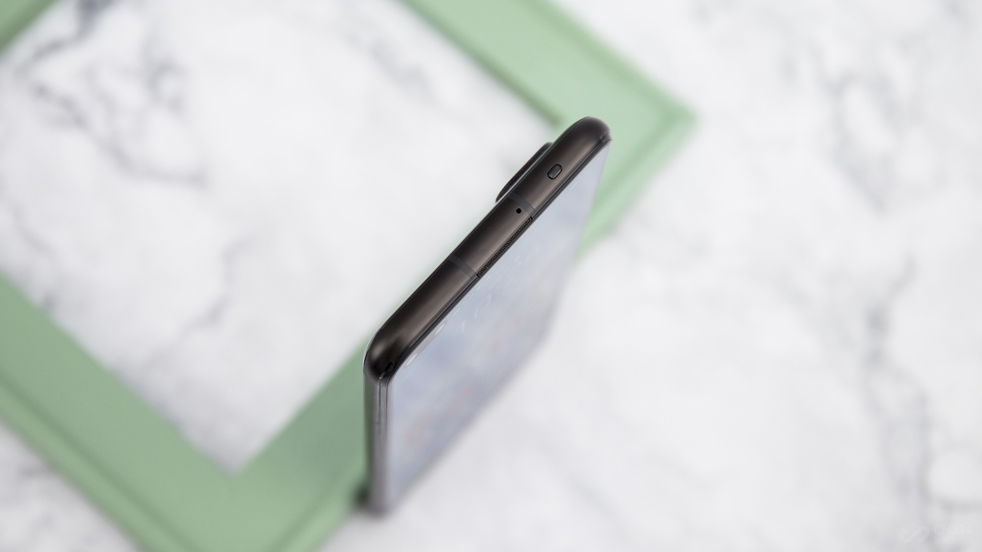 �ȽϿ�ϧ������ҫV30 Proȡ����3.5mm�Ķ����ӿڣ���5G�ֻ�������õ�ɢ���Լ������������£��ڲ��ռ䱾�Ͳ���������ֻ��Ѿ�û�и����λ�÷��¶����ף���ҫV30 ProҲֻ��˳Ӧ���������ֻ�û�����ý���оƬ������£�ͨ��ת���߻��߽������������������ʵҲ�ܹ���ø��õ�������