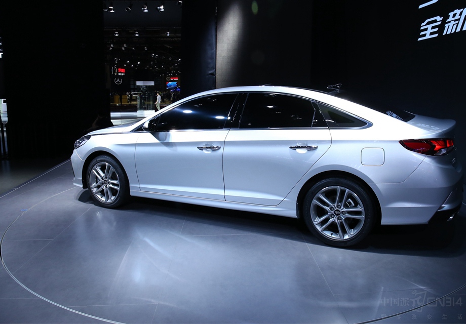 ���˶����¿��������Ž����Ϊ��ɫ��״ʽ���͡�