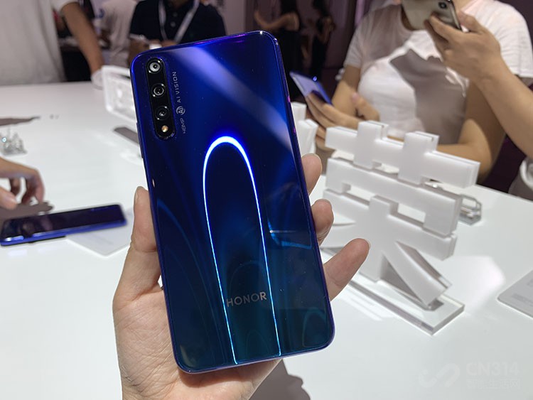 ��һ������Դ���ȴ�������ӵ���λõ�����ɫ�ʴ�ʦ������������ĥ�Ž���Ȼ���е���õ��������ں󱳲����ϡ�