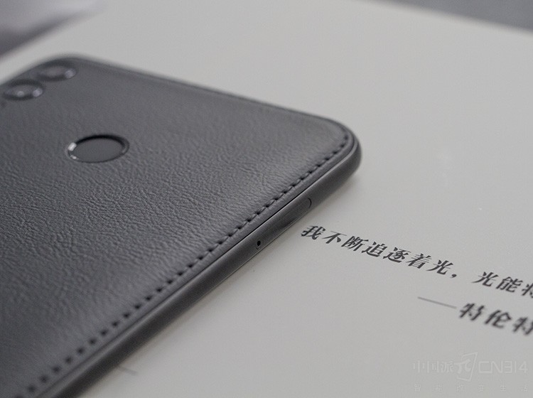 2.5D����������Ƥ�ʺ�ǣ��ָзǳ��İ�����û�н�������������ĸо���Ҳû�в�����ô���������ƾ���Ƥ�Ƶ�������Ӿ��ϻ����һ���������ʣ��Ͼ�����ڳ������ֻ����ǣ�����ɫ�൱���ԡ�