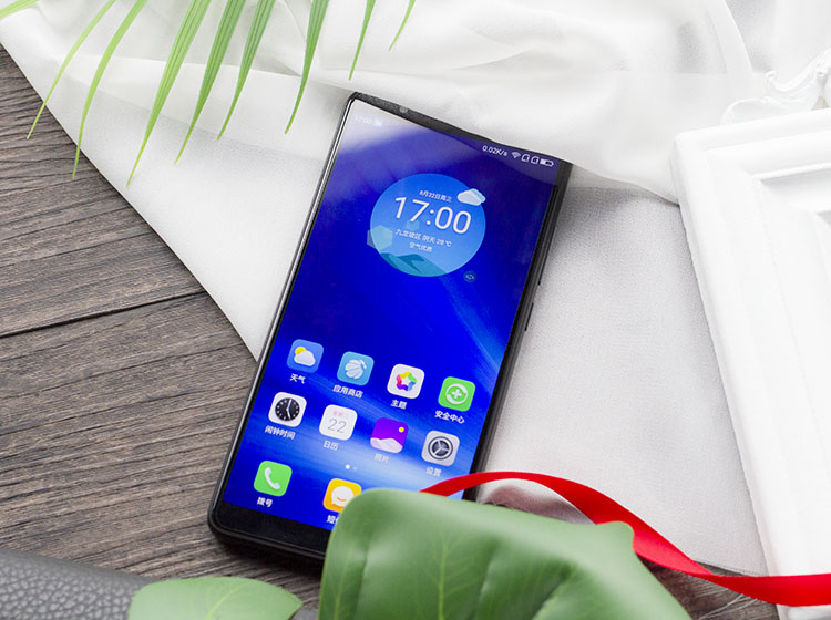 �������5.99Ӣ���18:9����������ƣ�2160x1080��FHD+�ֱ��ʣ���N7 Pro��ͬ���콢����Ļ���ʣ�����in-cellȫ���Ϲ��գ�����ͨ͸��������ʾ����ԾȻֽ�ϡ�