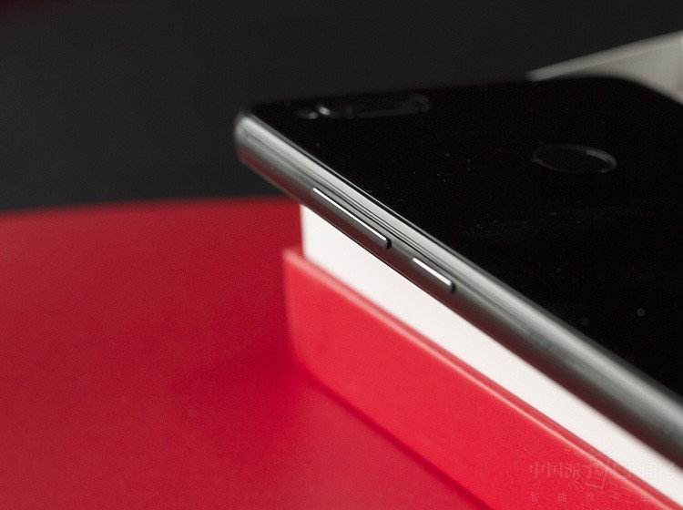 360�ֻ�N7 Lite�ܹ��ṩ��3���ڴ�汾�����ۼ۽�1199Ԫ���������ֻ��ǡ��ֻ�Ĥ�Լ�360 DM2018�������ñ��ͳ�ɫ���Լ۱Ƚ�һ������������ǧԪ���г��ġ��۸����򡱡�