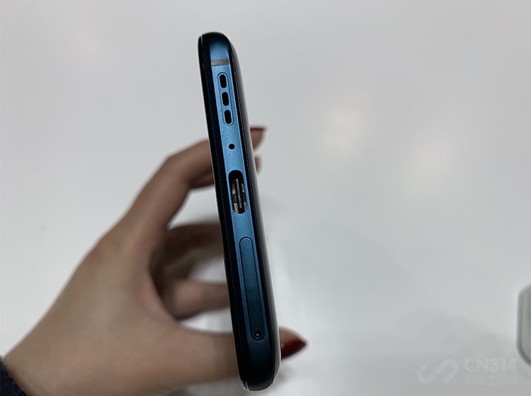 ���ڳ�����ͷռ�ÿռ䣬���10���佹��ȡ����3.5mm�����ӿڣ�����׼�汣����3.5mm�����ӿڡ�