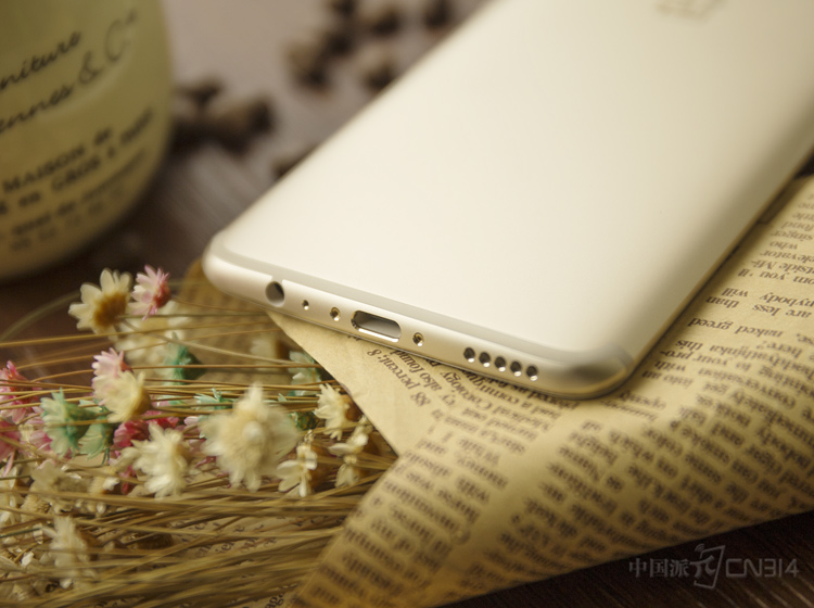 �ײ��Ľӿڷǳ��ķḻ���ֱ��ǣ�3.5���׶����ס���˷�ס�type-c���ݽӿڡ�������������������3.5mm�Ķ����ӿڻ��Ƿǳ����ĵġ�