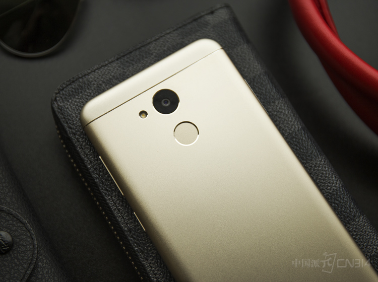 �����Ϸ�������ͷ��ָ��֮��ģ�������������У�����ͷ��δ͹������һ����õ���Ů���ĺ�����