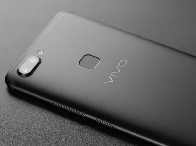 ����������Դ����λ���ֻ����Ҳ࣬��Դ��λ����ƺ����������ճ�ʱĴָǡ�ù�����Դ��λ�á�������ѹ�Ƚ���࣬�ָб��ֳ�ɫ��