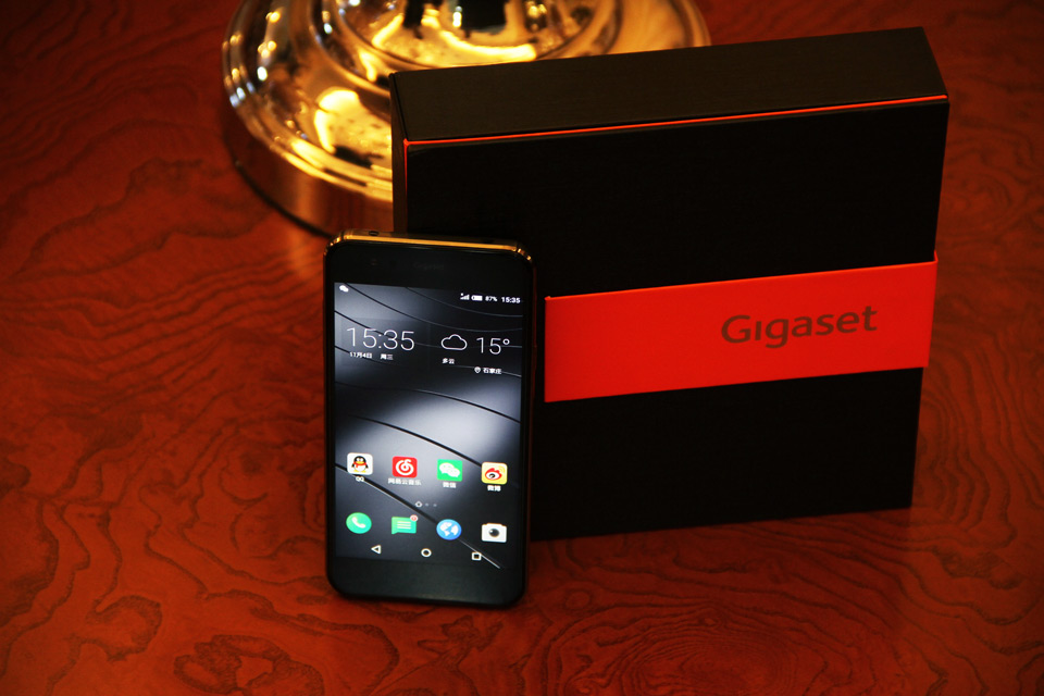 ���÷��棬Gigaset ME���ڷ�������������е��и߶ˣ�����1920x1080���ص�5.0Ӣ����Ļ����ͨ����810��������3GB RAM+32GB ROM���Լ�800������+����1600�����ص���ϣ��������3000mAh��