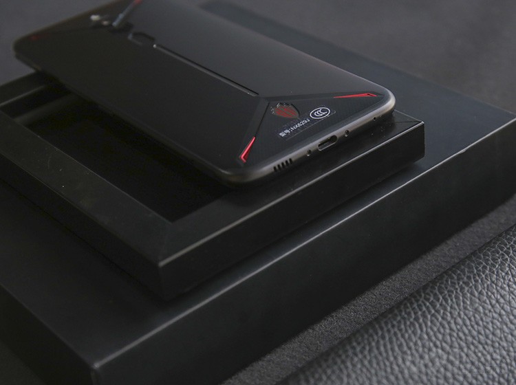 �ɼ��û���ȫ���ʸ��Ϊ2019����߾������ĵ羺�콢���ڻ���Ŭ�������޵���������6GB RAM+64GB ROM�汾����2899Ԫ��8GB RAM+128GB ROM�汾����3499Ԫ��12GB RAM+256GB ROMս���Բʰ桢����������4299Ԫ���������۸�Ҳ���г��⣬���ܸ��������ü��ߣ�������ȴ���׺���ҡ�