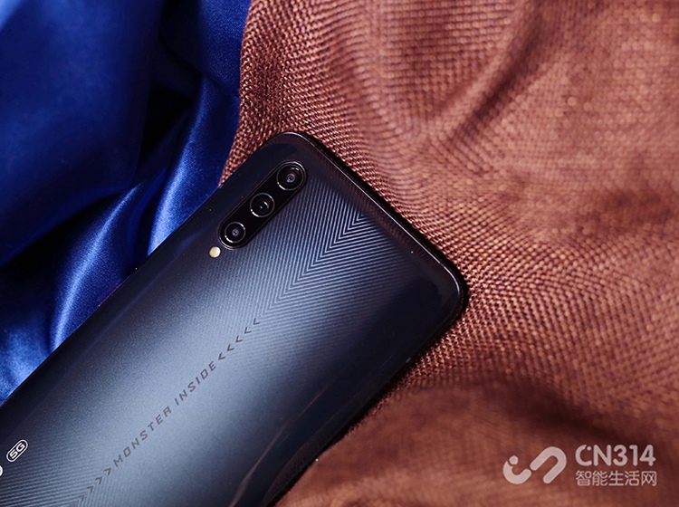 ���⣬iQOO Pro 5G�汾��������ȫ�µ� ������̼��άҺ��ɢ�ȡ�ϵͳ�����ֻ�ʱ�ֻ���������Һ����Ȱ�ͳ���̼��ά������Ͻ��г�ǿ���ȣ�Ч�ʿ��Դﵽ��ͨɢ�Ȳ��ϵ�10�����ϣ���һ�������ֻ���ɢ�����ܡ�