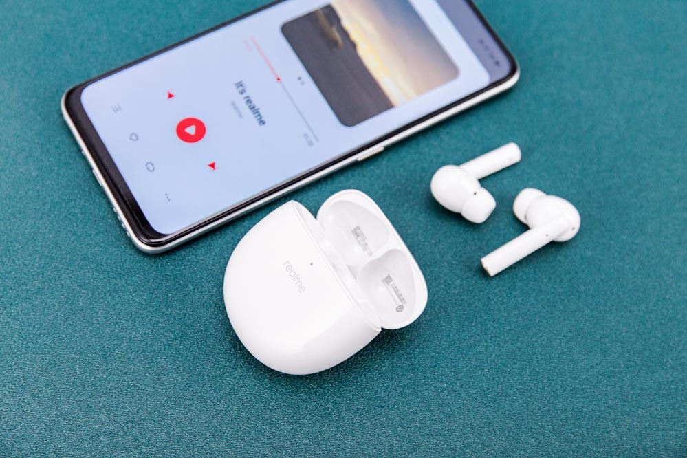  realme ���� Buds Air Pro���� S1 ���ƽ���оƬ��Ϊ28nm�͹���CMOS���մ��죬�ڲ�������10mm ����������Ԫ������ʯīϩ�߷��Ӹ�����Ĥ�봿ͭ��Ȧ�������������ͳ������������ࡣͬʱ������ʮ��������Ƶ��У�Ŷӣ�Ϊ�����ṩ DBB ���ϵ�����������Ż���