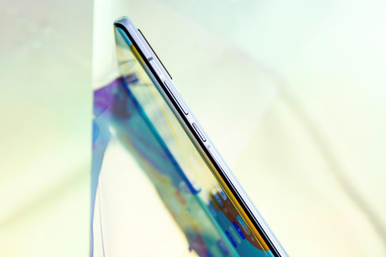 Ȼvivo X50 Pro8.04mmĺȣ֮ͨҪԺһЩͬƷбɳɫı߿򣬸߷âƯͬʱvivo X50 ProҲƵ൱181gʹòѹ֣ᱡɡ