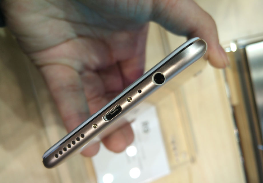 OPPO R9���²����ֻ��ǳ��Ĵ�ͳ�ˡ�����ʽ����������߽ӿڡ�