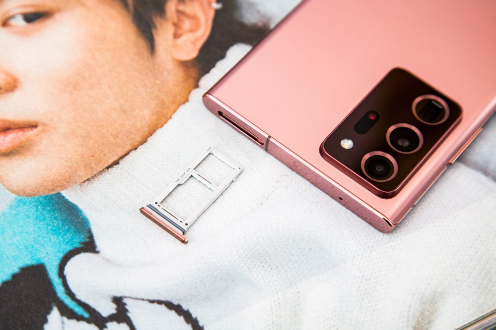 ���շ��棬����Note20 Ultra�������㣬�ֱ���1200��ĳ���Ǿ�ͷ����5����ѧ�佹�����֧��50�����ֱ佹��1200�򳤽���ͷ��1/1.33Ӣ���׵�1.08�����ص����㣬֧��8K��Ƶ�����Լ�FHD�ֱ���120FPS���㣬�����Ը���Ҳ��ʵ�á�