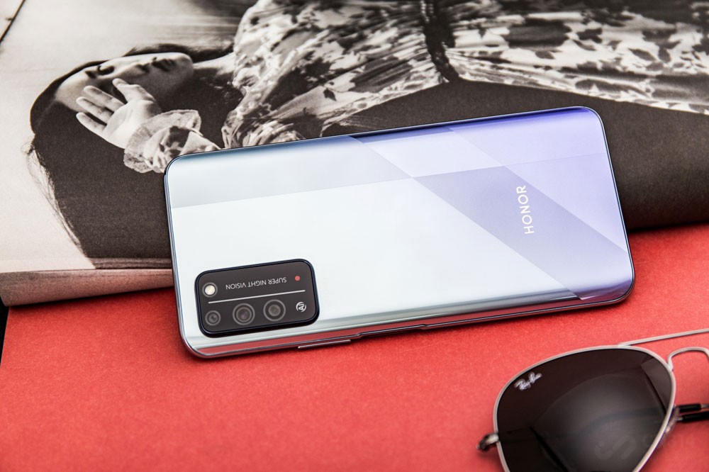 ͬʱ÷棬ҫX10Ҳ൱ʯīϩɢȼ180Hzزʺ90Hzˢʡ4300ʱء22.5Wȵȣ涼Ǹá