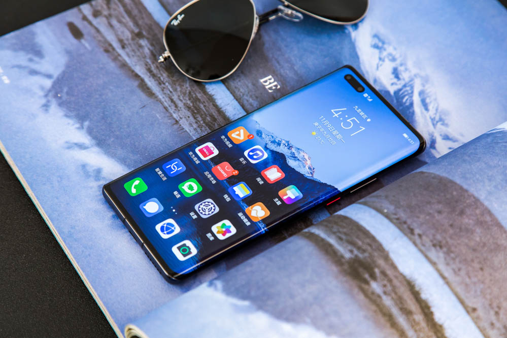 �������棬��ΪMate40 Pro������4400mAh��أ����һ����������һ���ǳ�������������66W���ͷ�����⣬����֧��50W�ĳ������߿�䡣