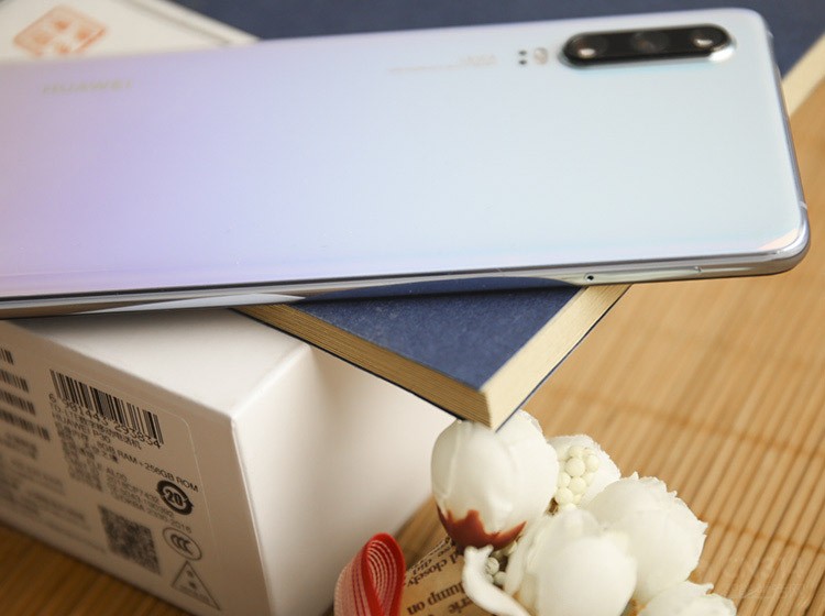 Ϊ�����Ӳ��������ǿ�ȣ�P30���ù�Ӱ����������ǿ������30%���ϣ����ֻ����Ը�ǿ������ˤ���⻹�Ǹü�����3D�����ϵ��״�Ӧ�ã�