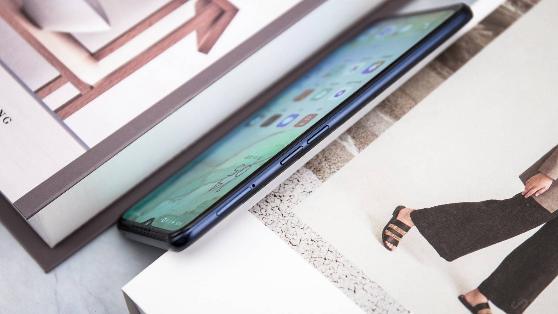 ��һ�滹�������ӣ�����������SIM��ۣ�ûʲôֵ��˵�ģ�ֻ������ߴ�ĺܵ�λ���Եû����ر��˱�����Ȼʵ���Ͼ�����˱����ˡ�