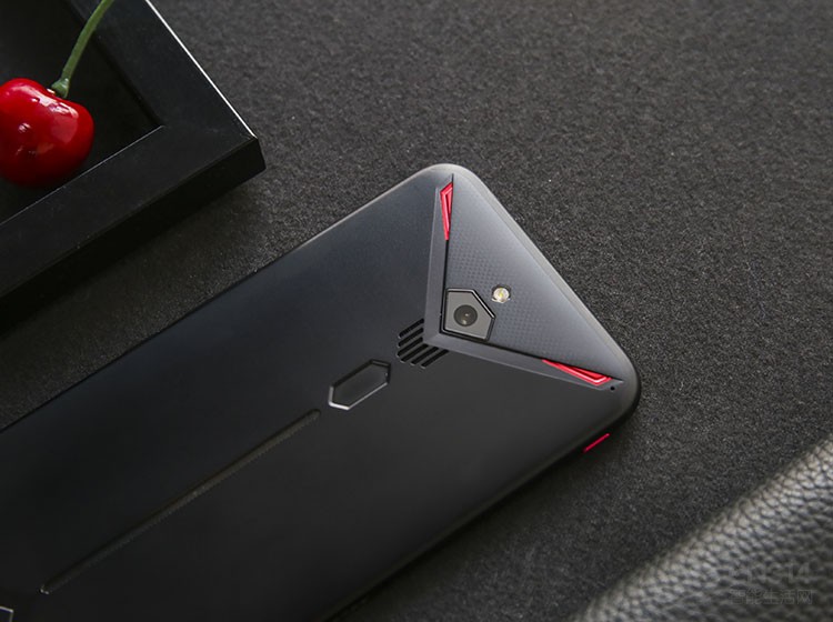 ��ɢ�ȡ��Ǳ��κ�ħ3�ĺ��Ĺؼ��ʣ��û����õ�ɢ�ȷ���ӵ�иߴ�14100rpm�ĳ���ת�٣�����Ϊ0.26CFM����ѹ�ߴ�4.35mmH2O������Ч������Ӳ�����������������顱���������������޷��ڻ����ڻ��ۣ�����һ��������855����������ʼ�ա�����ȫ�����������������Ƚ�Ƶ�����⡣