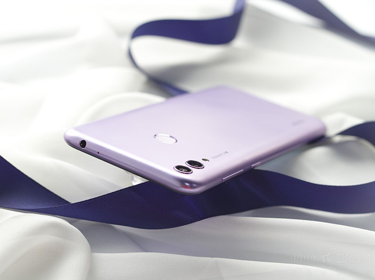 ���շ��棬��ҫ����8Cǰ��800������������ģ�������1300��+200������˫�㾵ͷ��֧��AI�������������HDR��ҹ����֡��������飬����Ч��Ҳ�ܳ��ʡ�