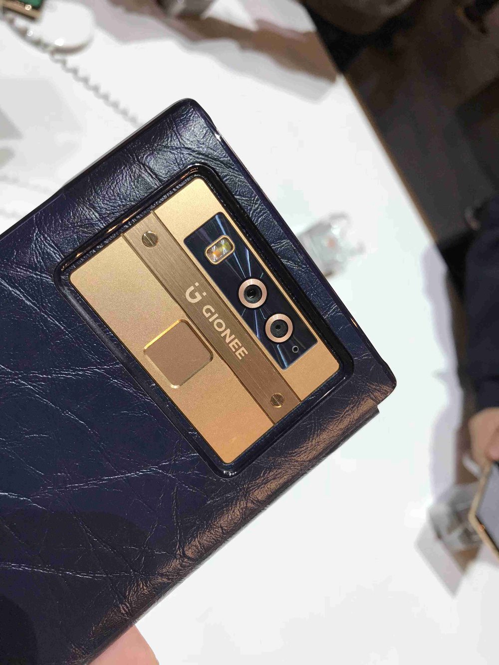 ˫�㰲�����ֻ���������λ�ã�����ɫ�Ĳ������ʰ���Χ�š����ŵĽ�ɫLOGO�������Ե�ʮ�ָ߹󣬽���ƴ����Ƹ��Ტ��֮�о��ԡ�