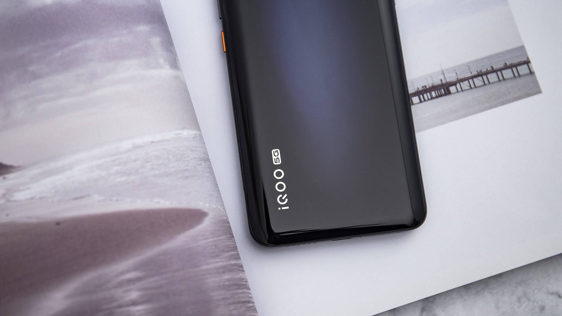 iQOO 3��ʹ�õ����˼·Ϊȫ�µġ�SENSE OF CONTROL��������ʹ�õ��ǲ������ʣ��Ӿ��ϲ������Ǵ�ɫ�����Ǽ�����˫�㸴��������ƣ��ڹ�Ӱ֮�»ῴ�����������С��ֲ��ڱ��棬ϸ�������Ҳ���ֻ������ˡ�����С�����һ�ֺڰ���ʿ�ĸо��������·����Կ������š�iQOO 5G�������ۡ�