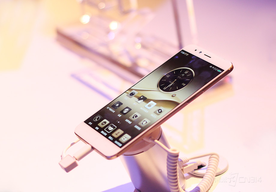 �ֻ���������һ��ʽ˫SIM�����ۣ��������۶�����ʹ��Nano SIM����ӭ���˹��˵�ʹ��ϰ�ߡ�