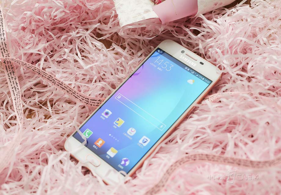 C5����һ��5.2Ӣ��1080p��ʾ�����������Ҳ�ǳ������ǣ����콢����ûɶ�������ġ�