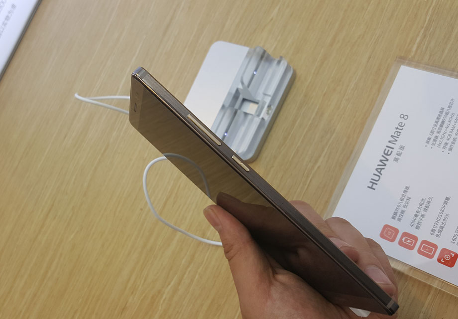 Mate8�Ĳ��滹��ʮ���˱���ͬʱ���а�������ڻ����Ҳ࣬����ӭ���˹��˵�ʹ������