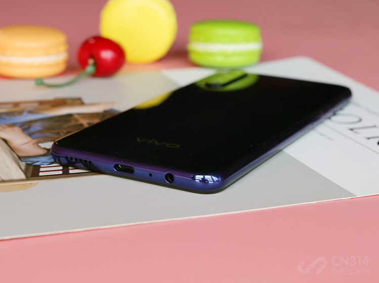 ��ȻZ5�Ļ�����Ƚ���8.13m����ȴ�ڻ����ڼ�����һ��4500mAh�ĳ���������أ����22.5W������ʵ�FlashCharge���䣬���������������û����ճ�ʹ�ã����������ǳ����ڡ�