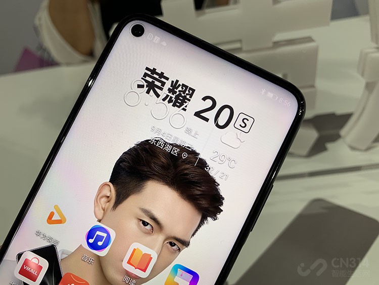 ��ҫ20S�䱸��3200������ǰ��AI����ͷ����ӵ��F2.0��Ȧ��֧��ǧ��ǧ������ա�ͬʱ����֧��AI�˾����롢��������Ӱ�����ؽ���AIS�ֳֳ���ҹ��2.0�ȵȣ�ҹ�����ĸ�������