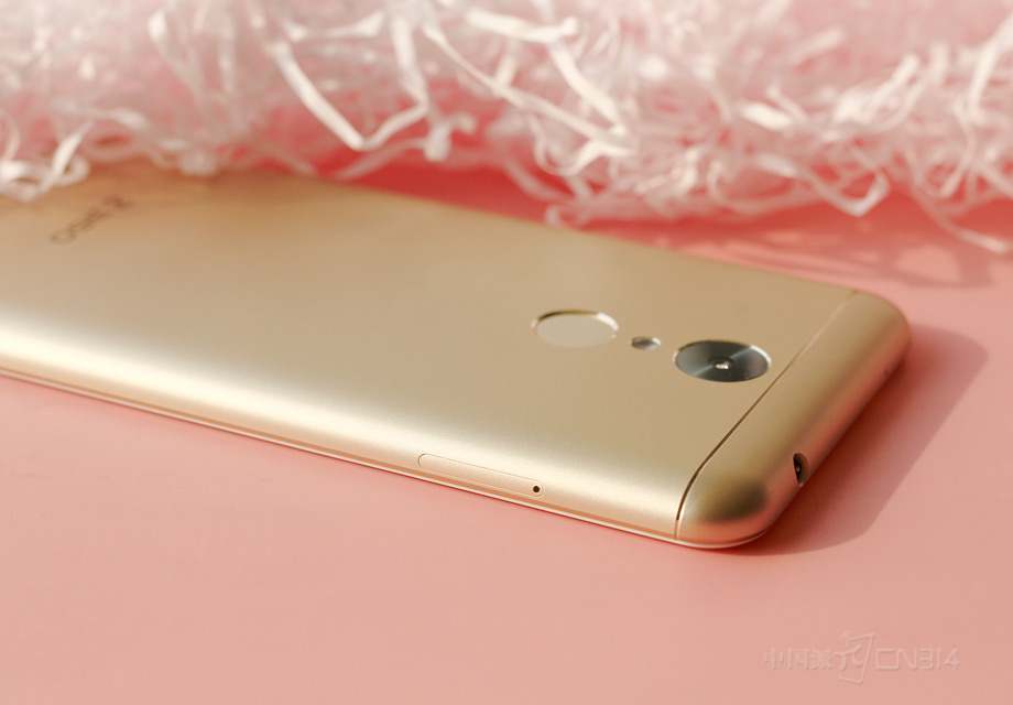 һ��ʽ�п�ϸ��ͬ����ɫ��SIM����������νӽ��ܣ������ɶ��ĸо����п򻡶����ԣ��û���ȫ����������ֵĸо���