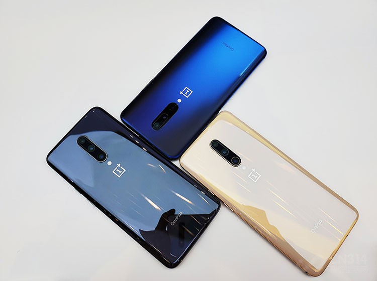 �۸��棬һ��7 Pro�ṩ�������汾��6GB+128GB��3999Ԫ��8GB+256GB ��4499Ԫ��12GB+256GB��4999Ԫ����ӵ�������������һҺ���½�������ɫ��������ѡ�񣬳�����ֵ���Լ۱�ֵ��ӵ�С�